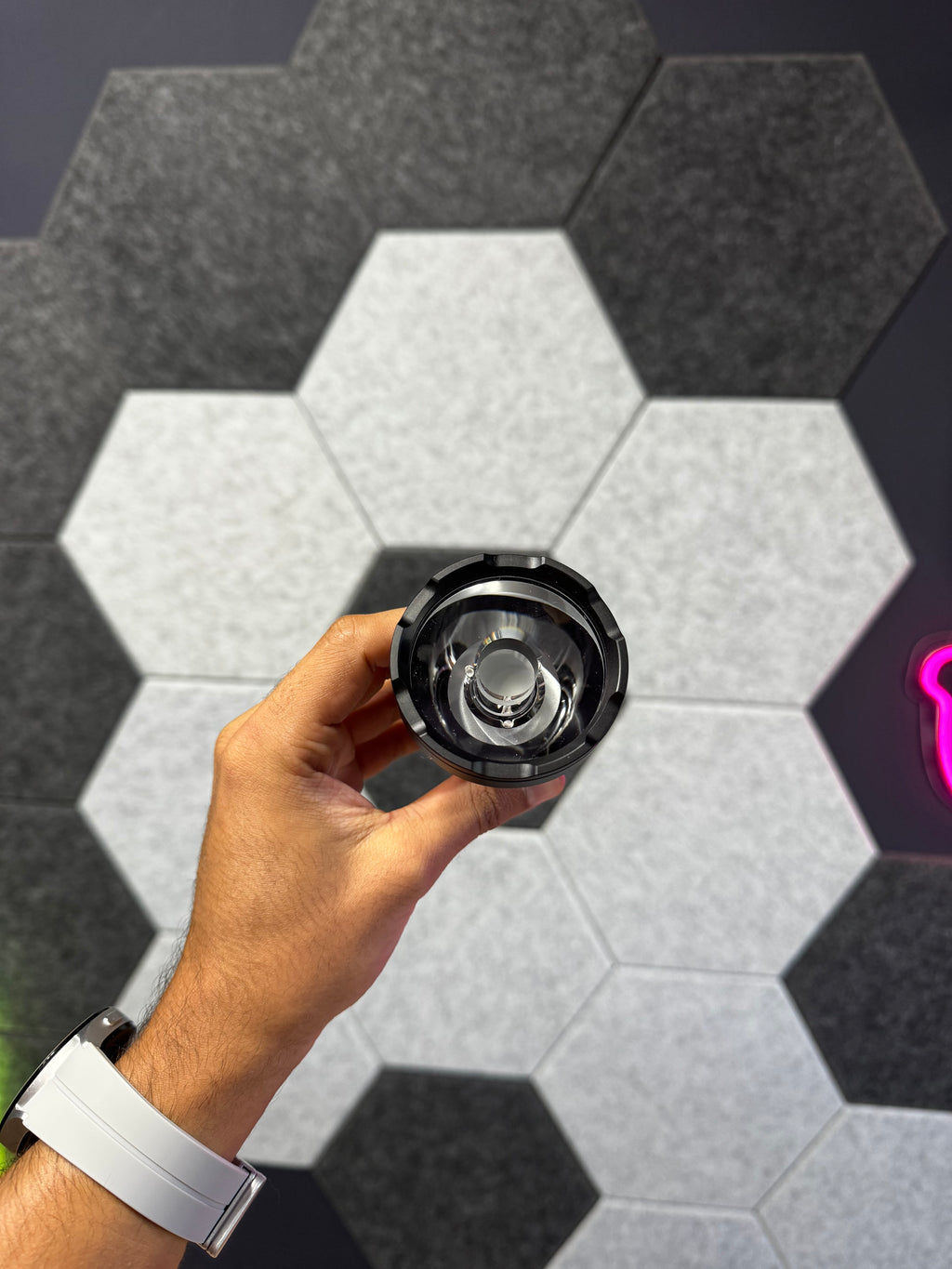 Lanterna Tática Sofirn SF26 🔦Potência, Alcance e Confiabilidade