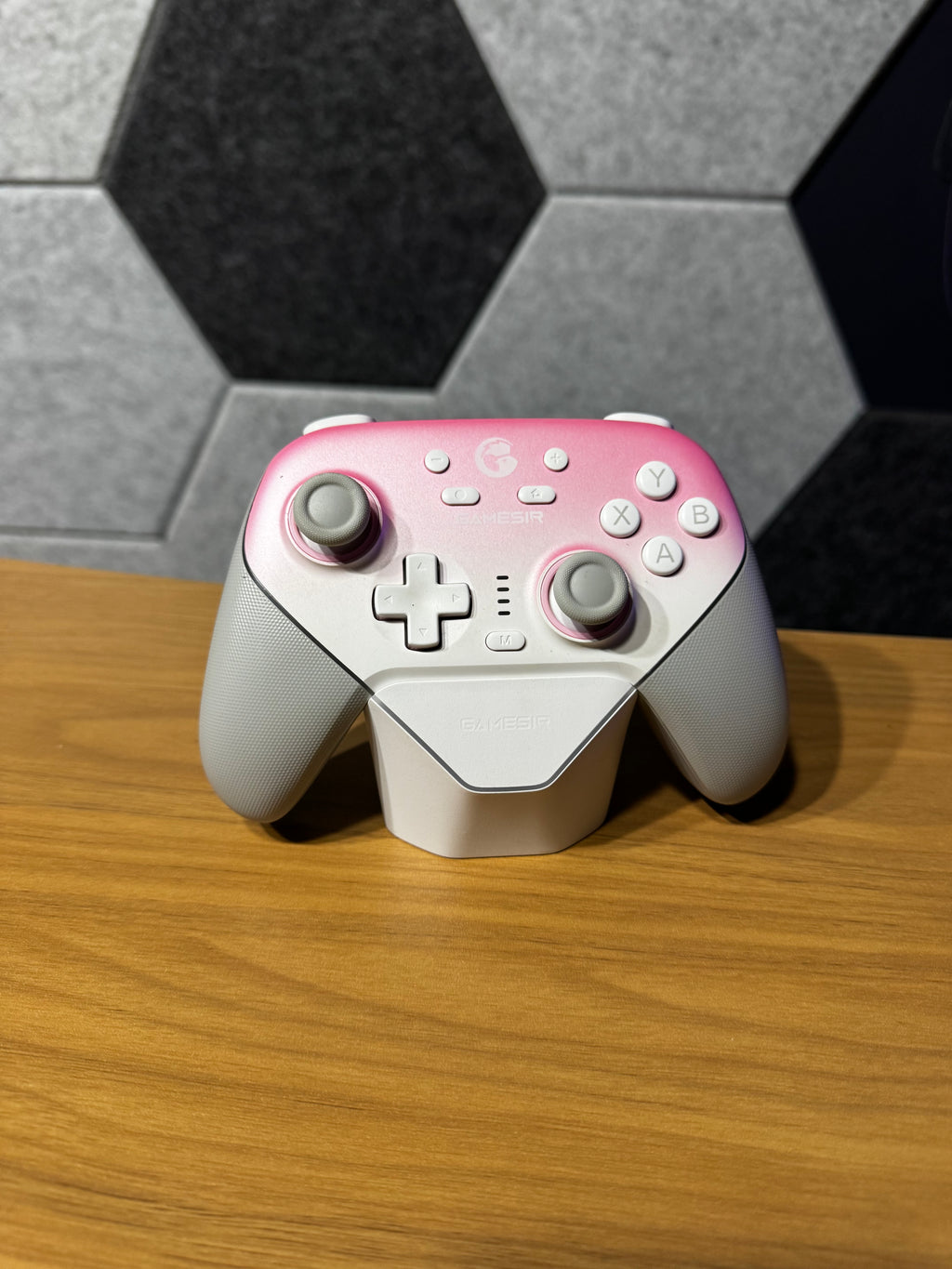 Controle Gamesir Supernova Novo Rosa com dock, conexão Bluetooth USB-C e Wireless