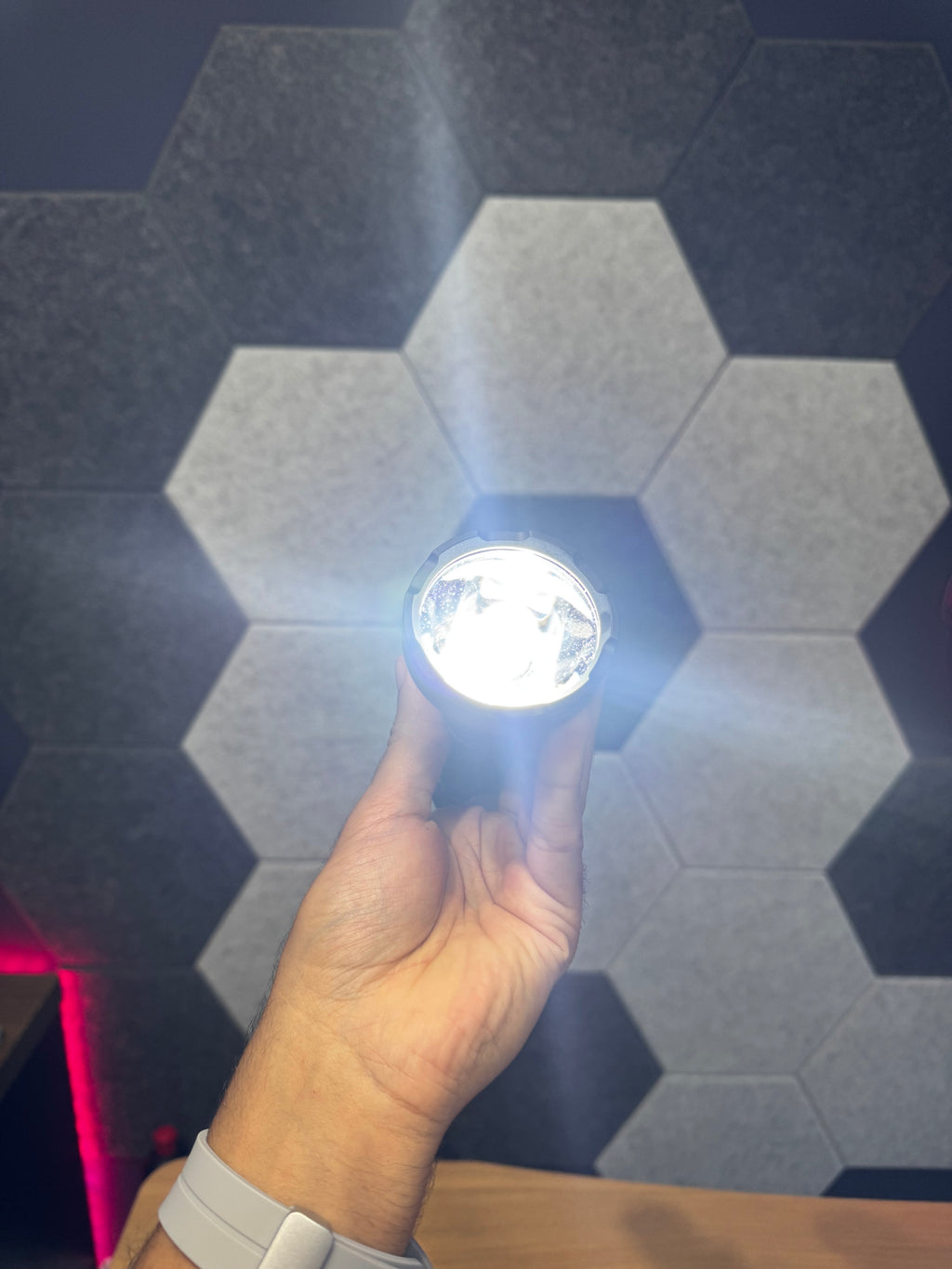 Lanterna Tática Sofirn SF26 🔦Potência, Alcance e Confiabilidade