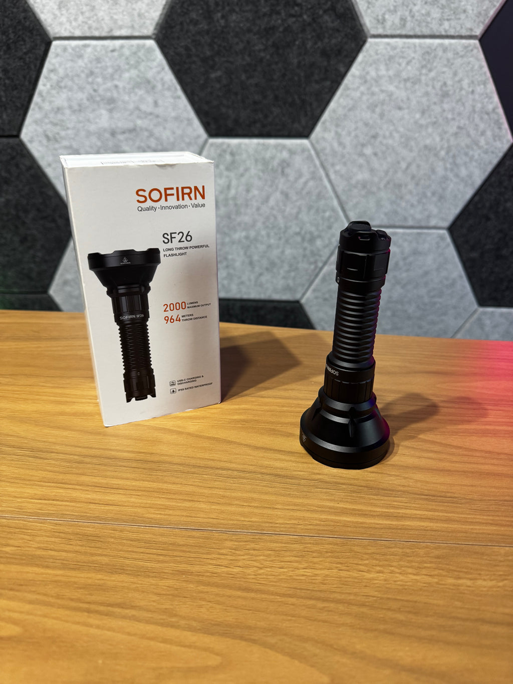 Lanterna Tática Sofirn SF26 🔦Potência, Alcance e Confiabilidade
