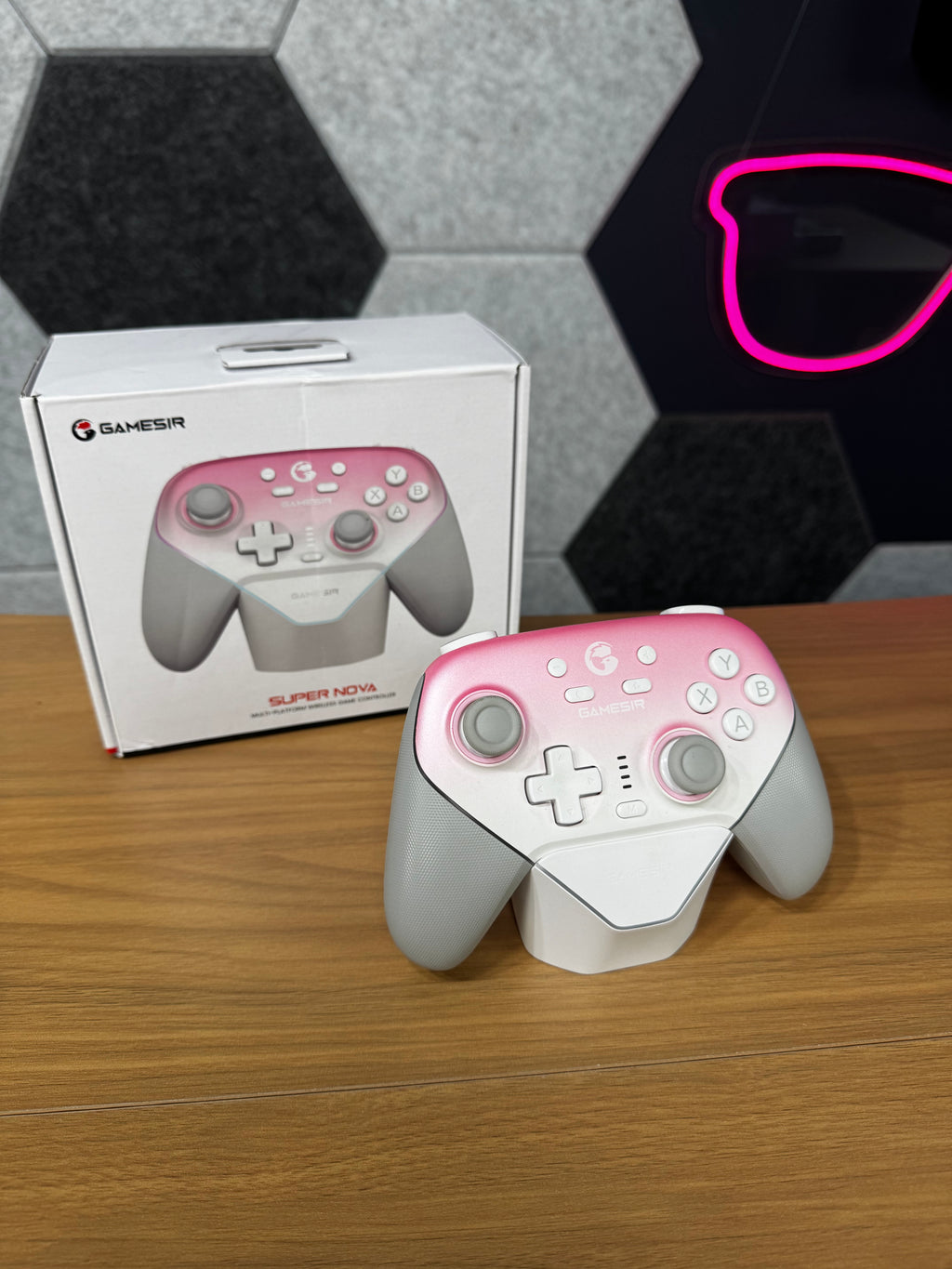Controle Gamesir Supernova Novo Rosa com dock, conexão Bluetooth USB-C e Wireless