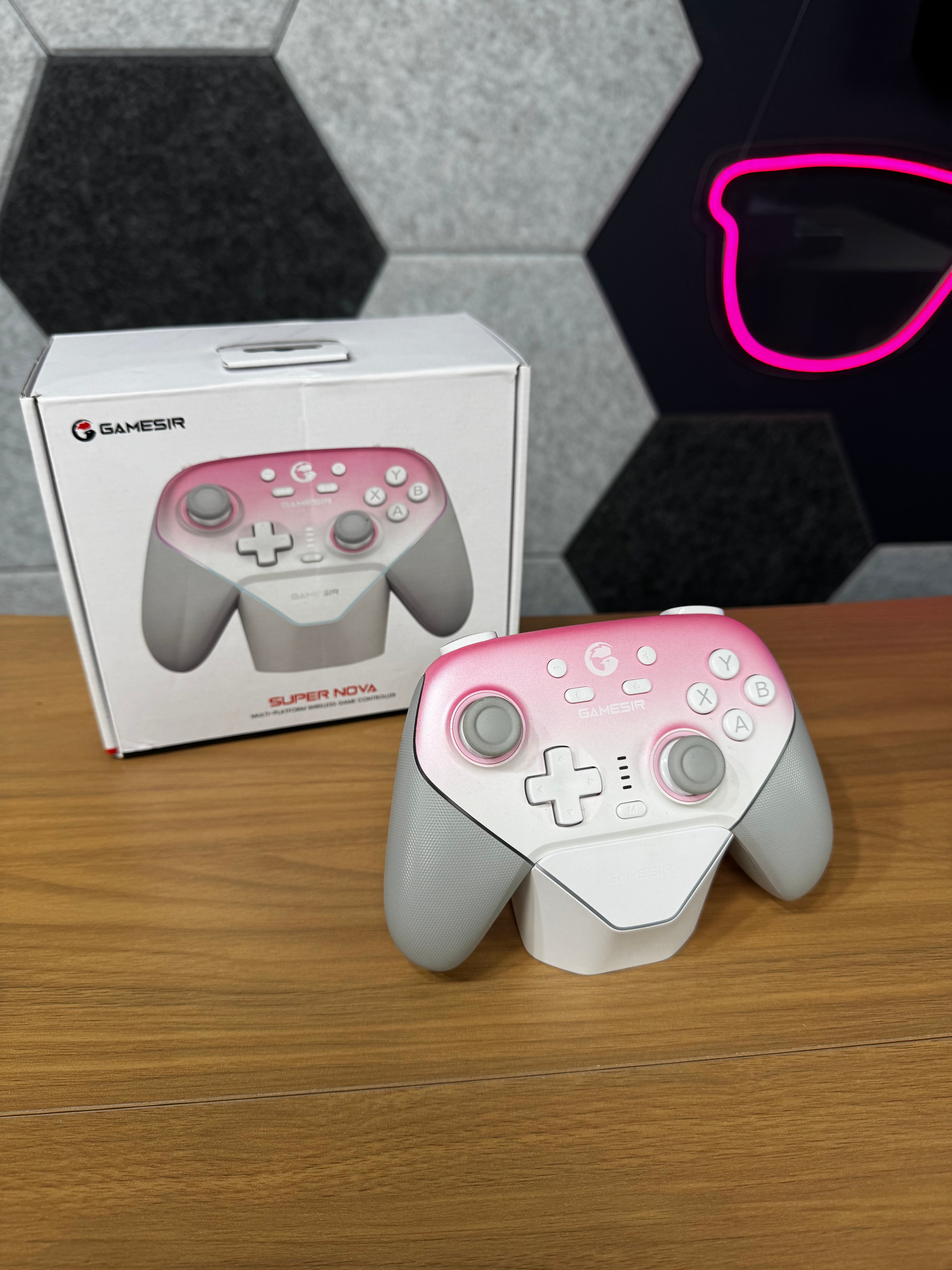 Controle Gamesir Supernova Novo Rosa com dock, conexão Bluetooth USB-C e Wireless