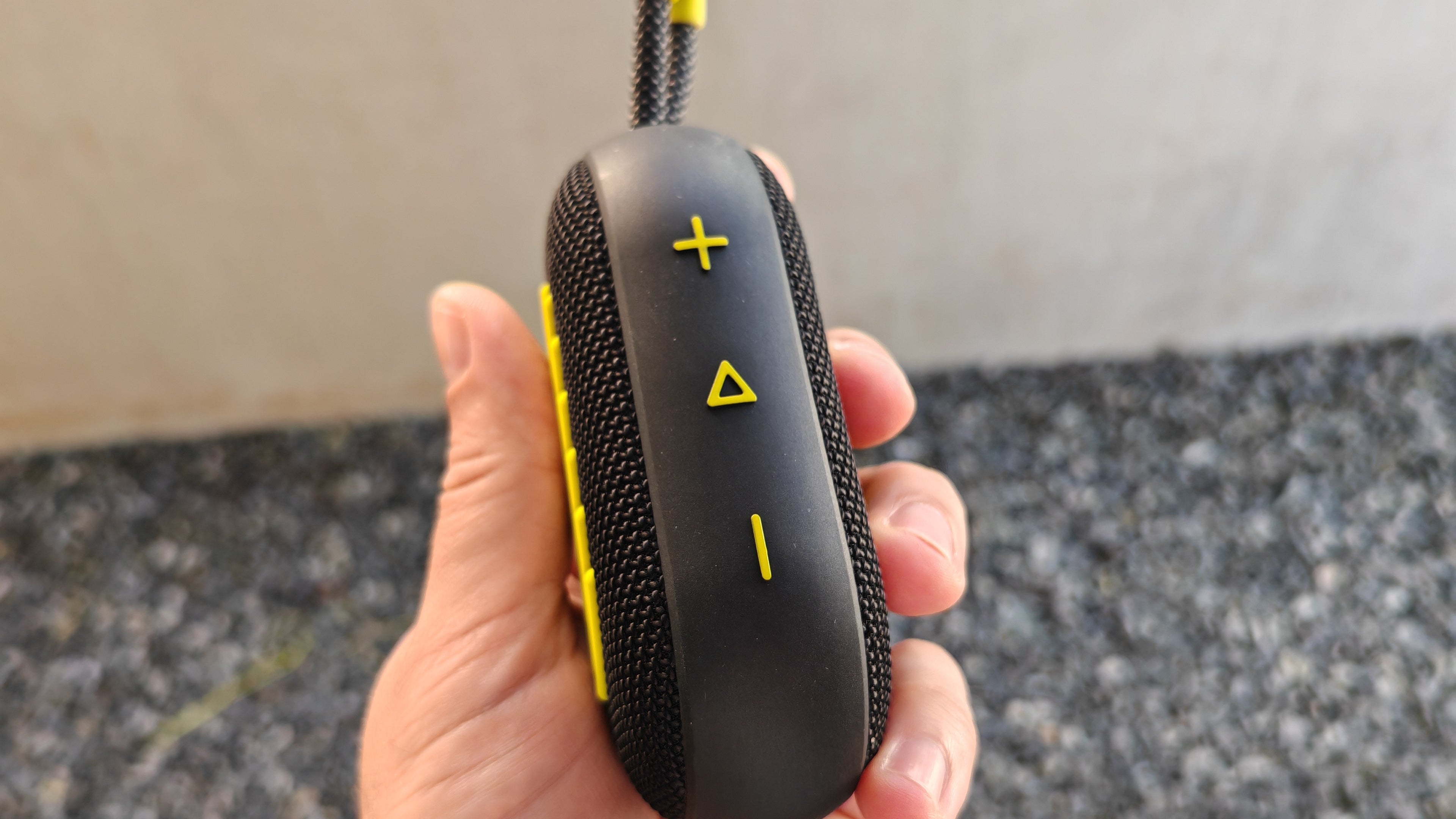 CAIXA DE SOM WAAW BY ALOK ME 110 – BLUETOOTH, IPX7, 12H DE BATERIA!