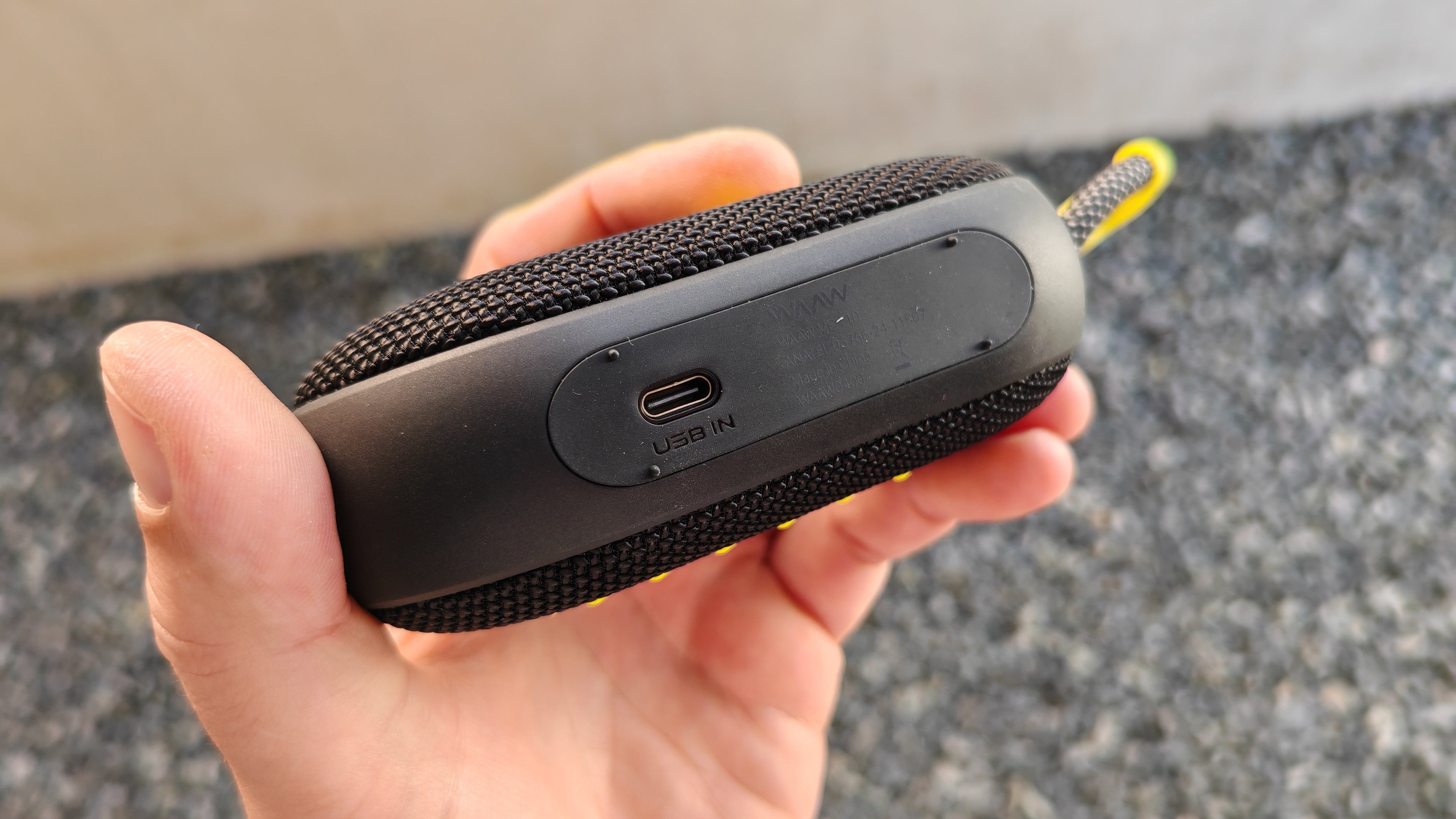 CAIXA DE SOM WAAW BY ALOK ME 110 – BLUETOOTH, IPX7, 12H DE BATERIA!