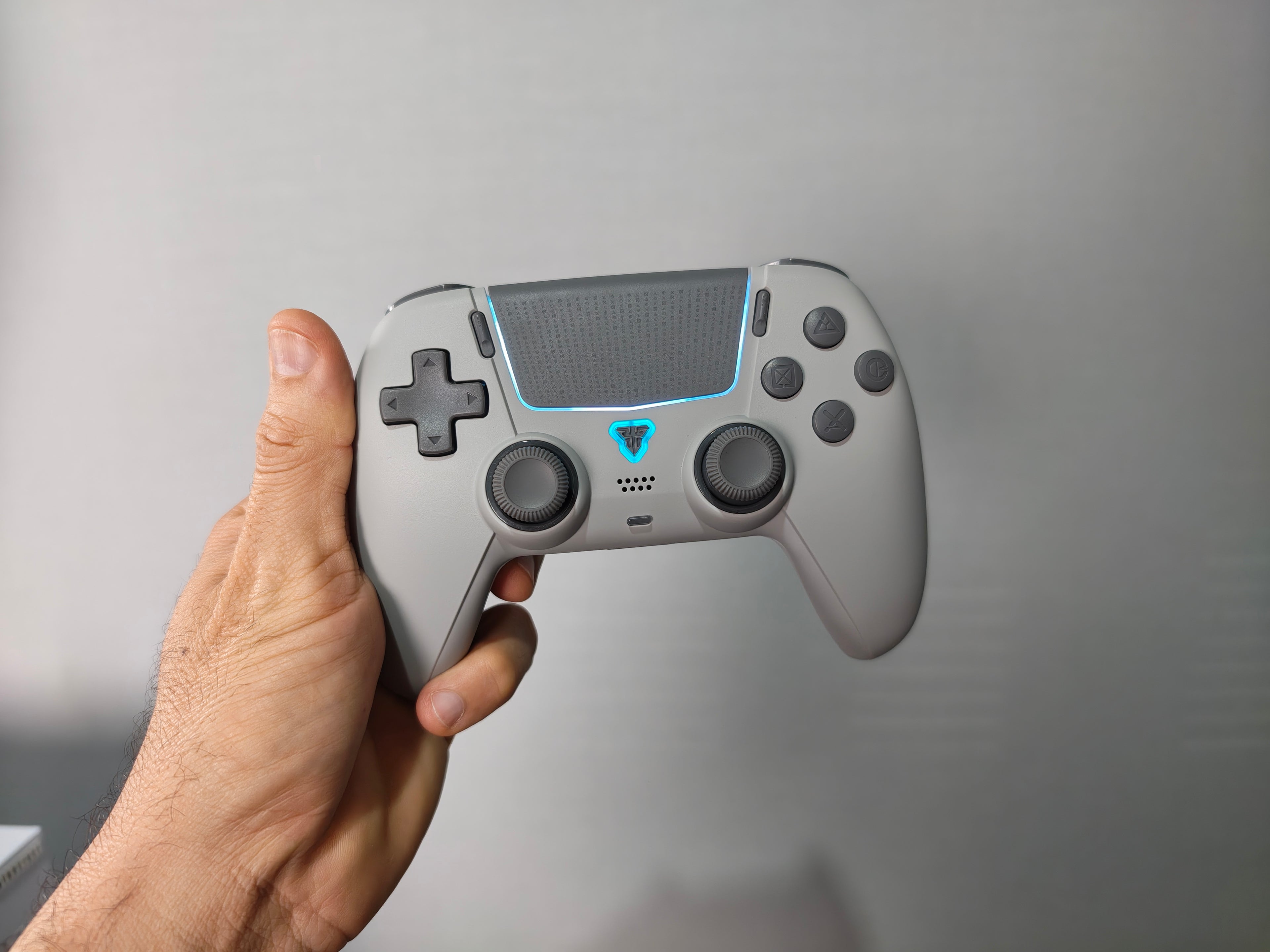 CONTROLE FANTECH NOVA II SEM FIO COM GIROSCÓPIO, JOYSTICK HALL E DOCK DE CARREGAMENTO INCLUSO