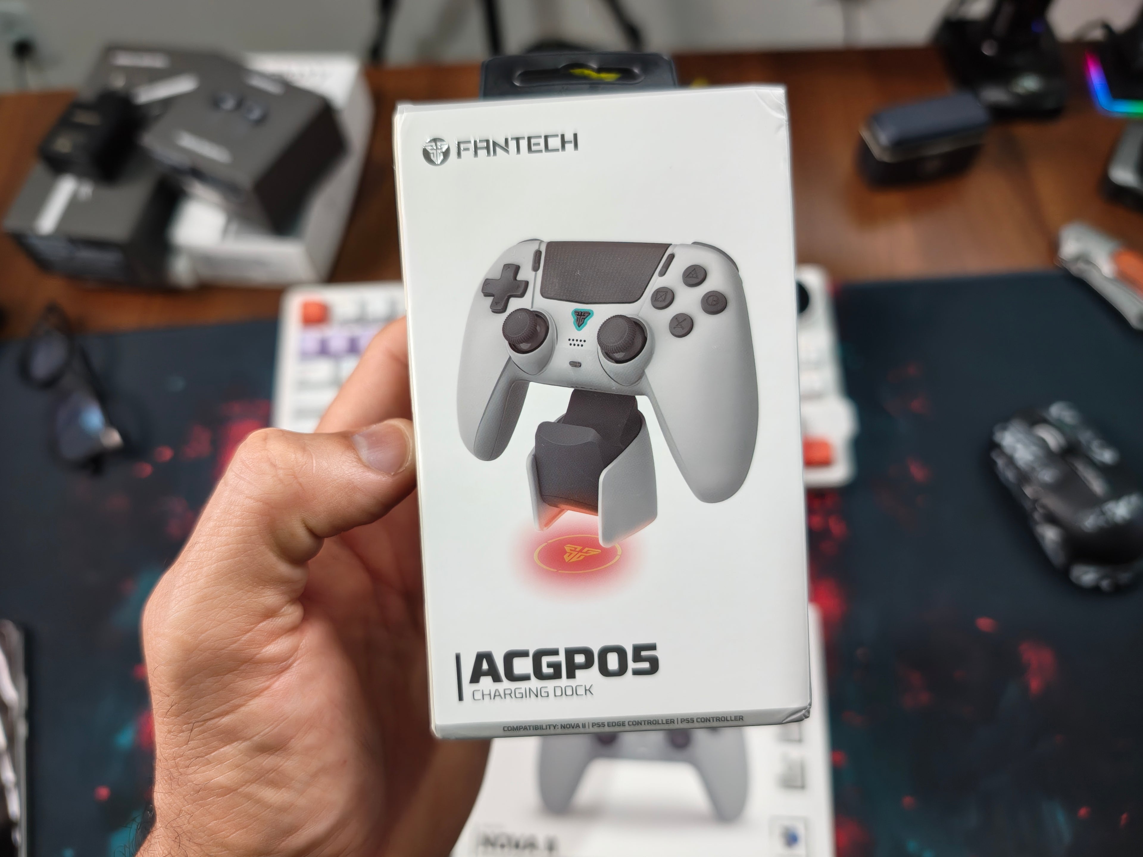 CONTROLE FANTECH NOVA II SEM FIO COM GIROSCÓPIO, JOYSTICK HALL E DOCK DE CARREGAMENTO INCLUSO